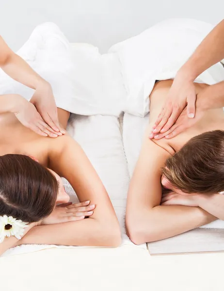 Couple recevant un massage du dos — Photo