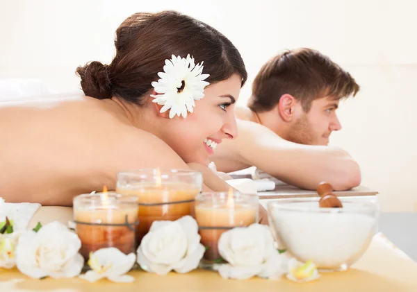 Casal relaxante no spa — Fotografia de Stock