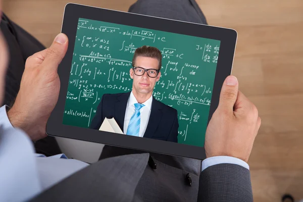 Homme d'affaires assistant à la conférence de mathématiques en ligne sur tablette numérique — Photo