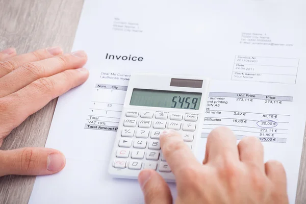 Businessman 's Hands Calculating Invoice At Desk — Stok Foto