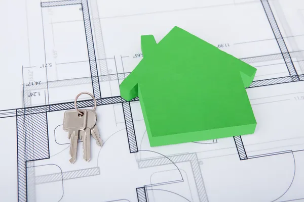 Zielony dom i klucze na plan — Stockfoto