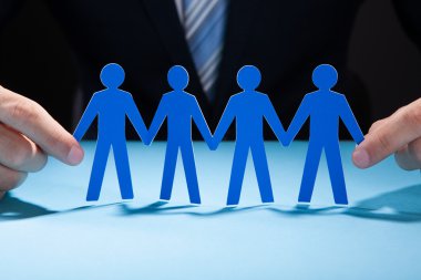 işadamı'nın elinde tutan insanların zincir kağıt.