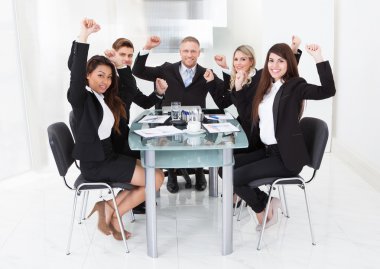 başarılı bir iş takım kaldırdı kollarını