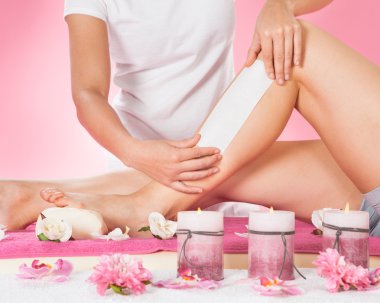 müşterinin bacak Spa waxing terapist