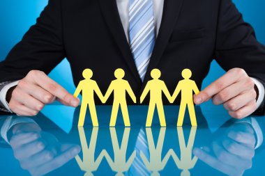 işadamı'nın elinde tutan insanların zincir kağıt.