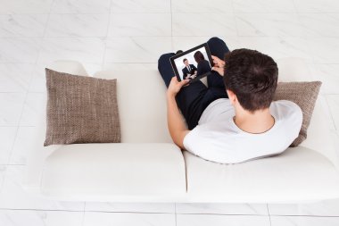 Dijital tablet film izlerken adam