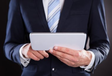 Dijital tablet kullanan işadamı