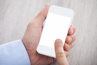 işadamı el cep telefonu boş ekran ile tutarak