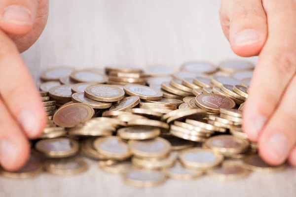 Mãos de Empresário Coletando Moedas Euro — Fotografia de Stock