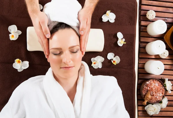 Mujer joven recibiendo masaje en la cabeza —  Fotos de Stock