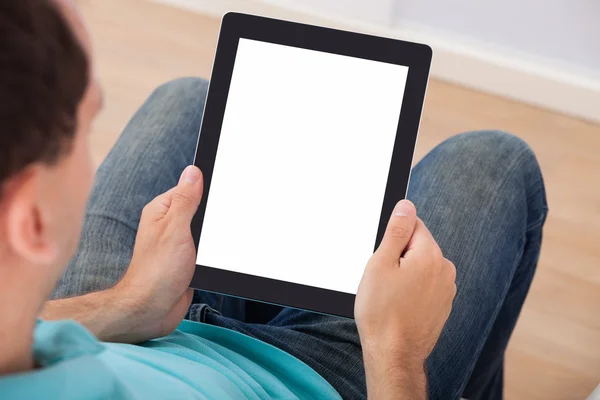 Hombre mirando la pantalla en blanco de la tableta digital — Foto de Stock