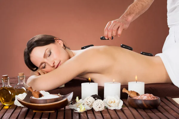 Vrouw ontvangen van hete stenen therapie in spa — Stockfoto