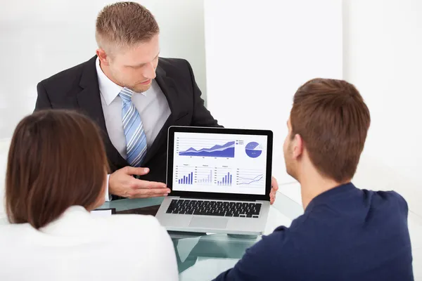 Advisor Explaining Investment Plan To Couple — Stock Photo, Image