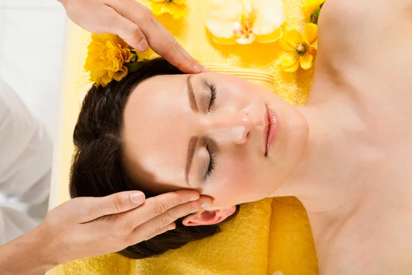 Mujer recibiendo masaje en la cabeza en el spa — Foto de Stock