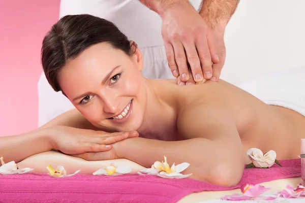 Žena přijímá zpět masáži v lázních — Stock fotografie
