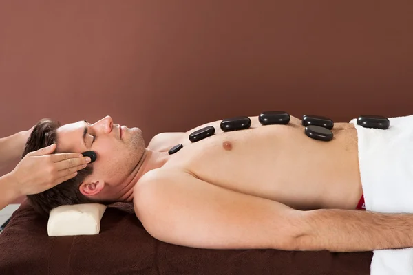 Hombre Recibiendo Terapia de Piedra Caliente En Spa — Foto de Stock