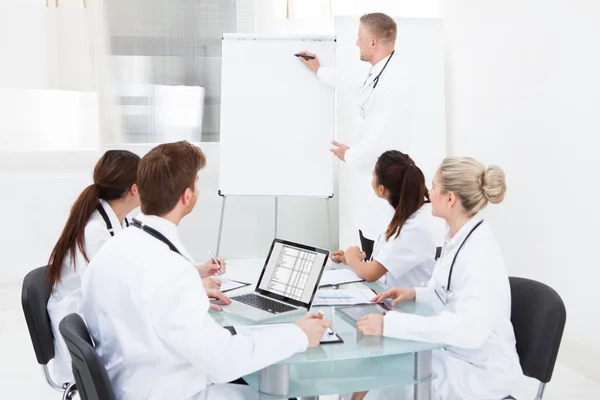 Doctor dando la presentación a sus colegas — Foto de Stock