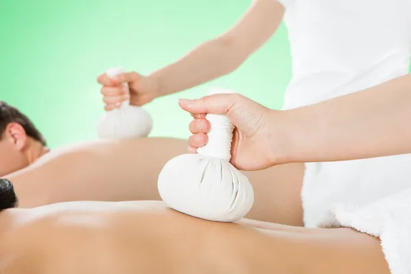 Paar erhält Massage — Stockfoto