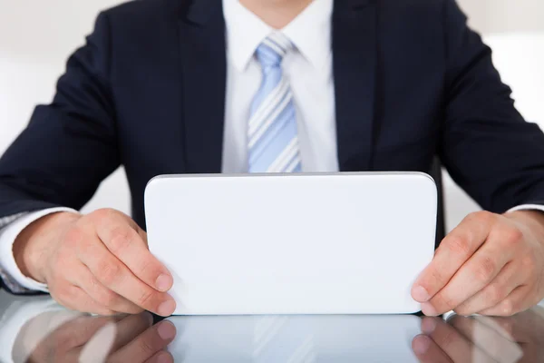 Empresário usando tablet digital na mesa — Fotografia de Stock