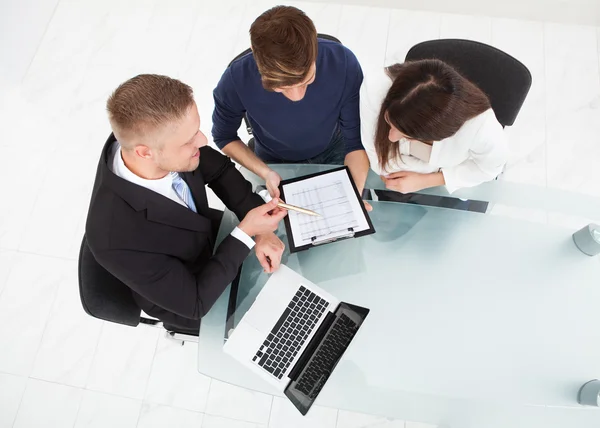 Financial Advisor Explaining Investment Plan To Couple — Stock Photo, Image