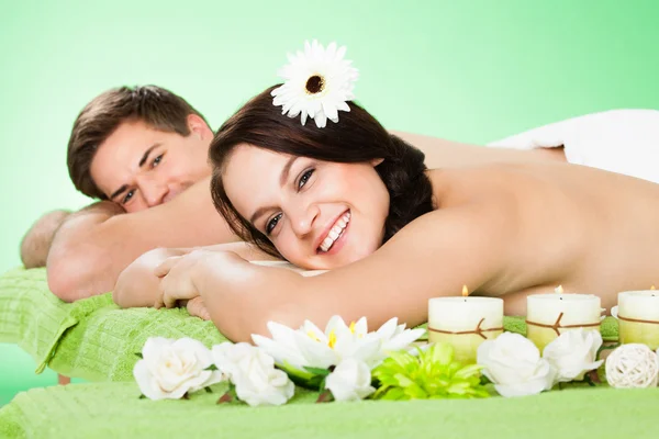 Casal feliz relaxante no spa de beleza — Fotografia de Stock