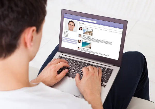 Man Using Social Networking Site On Laptop — Stock Photo, Image