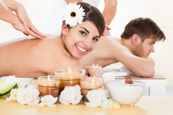 Paar erhält Massage im Wellnessbereich — Stockfoto