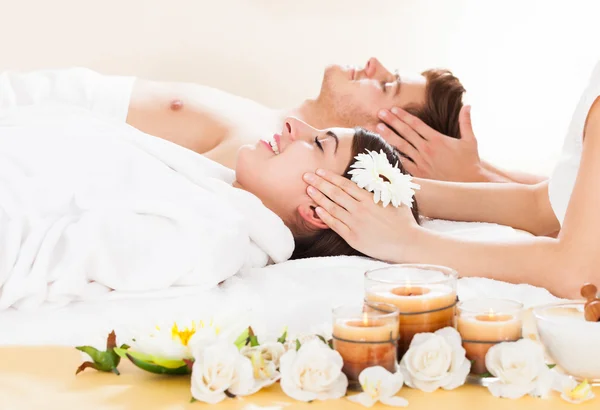 Couple recevant un massage de la tête — Photo