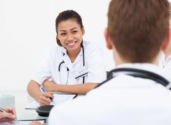 Docteur regardant un collègue en réunion — Photo