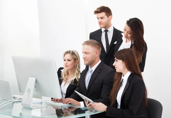 Businesspeople Using Desktop PC — Stock Photo, Image