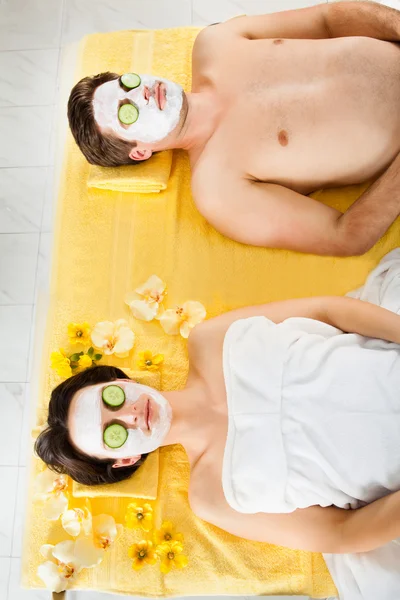 Pareja con mascarilla relajante en spa de belleza —  Fotos de Stock