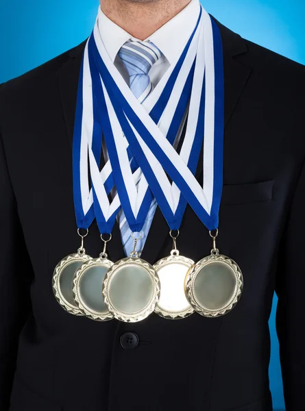 Midsection affärsman bär medaljer — Stockfoto