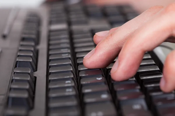 Hombre usando teclado de computadora — Foto de Stock