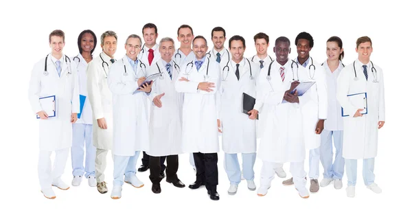 Médicos confiados contra el fondo blanco — Foto de Stock
