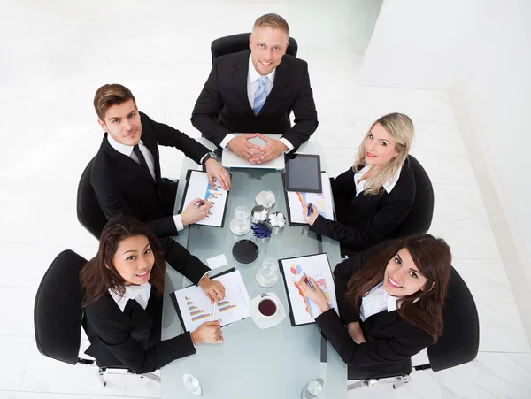 Empresários que trabalham na mesa — Fotografia de Stock