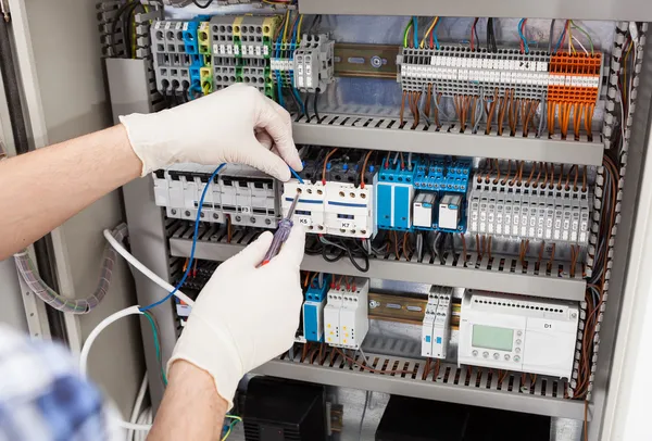 Technicus reparatie fusebox — Stockfoto