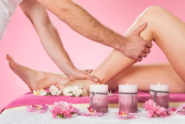 Therapist Massaging Customer's Leg At Beauty Spa — Stock Photo, Image