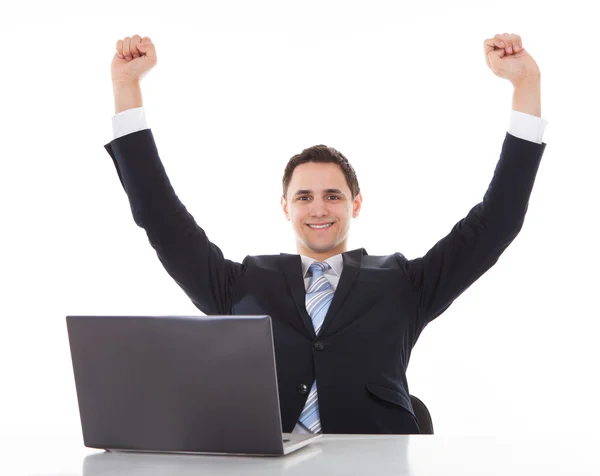 Empresário sorridente comemorando o sucesso na mesa — Fotografia de Stock