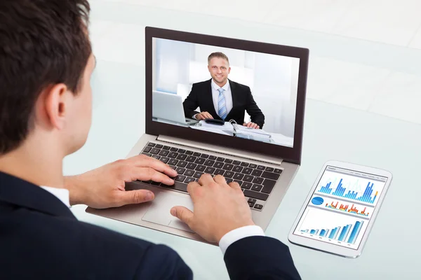 Vidéoconférence d'homme d'affaires sur ordinateur portable — Photo