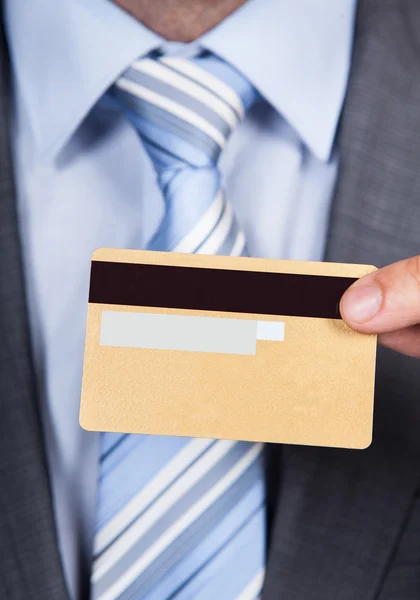 Affärsman ger kreditkort — Stockfoto