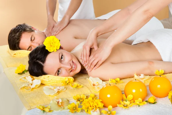 Casal recebendo massagem no ombro no spa — Fotografia de Stock