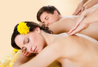 iki omuz alma spa merkezinde masaj