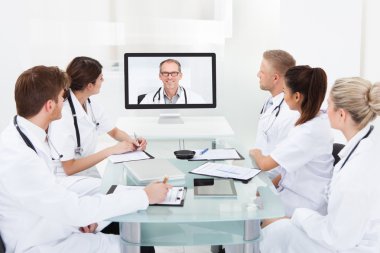 video konferansa katılan doktorlar