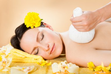 kadın bitkisel kompres pullar Spa'da bir masajla alma