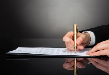işadamı masasında imza belgesi