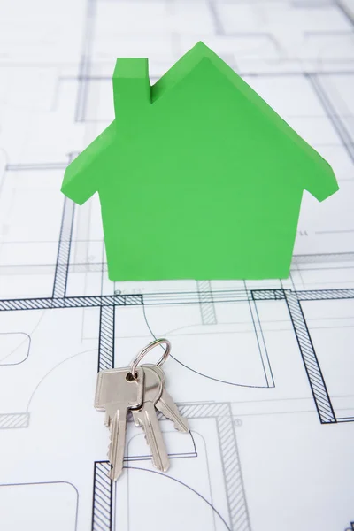 Gröna huset och nycklar på plan — Stockfoto