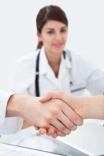 Lekarze drżenie rąk na biurko — Zdjęcie stockowe