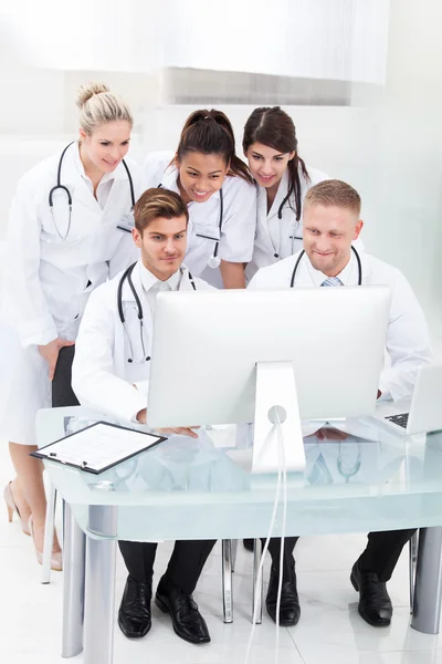Läkare använder stationär pc — Stockfoto