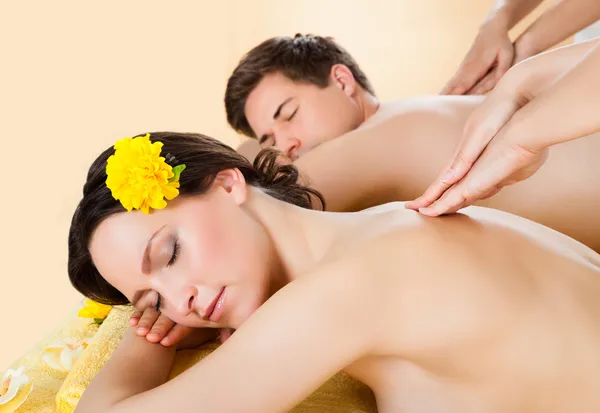 Paar ontvangen schouder massage in spa — Stockfoto