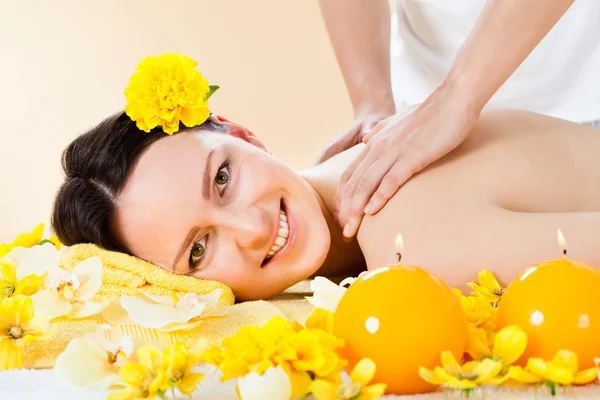 Smiling Woman Receiving Shoulder Massaging In Spa — Stock Photo, Image